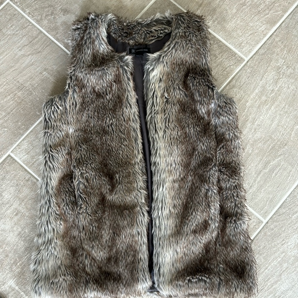 Woman’s Taupe Faux Fur Vest, open with side pockets.  Color is taupe: brown/gray